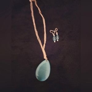 A turquoise marble necklace set .